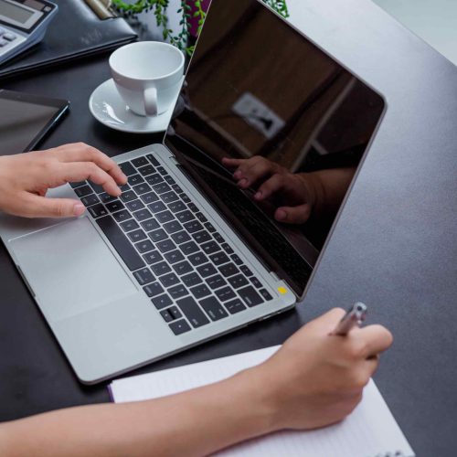 Emprendedor digital diseñando contenido web con enfoque SEO, utilizando servicios de copywriting especializados en ayudar a pequeñas empresas a crecer online.