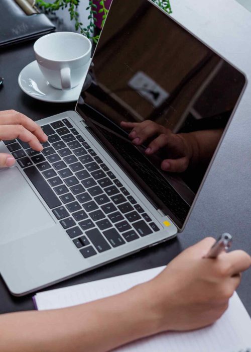 Emprendedora revisando el contenido de su página web junto a su copywriter digital. Copywriting especializado para pequeñas empresas en España.