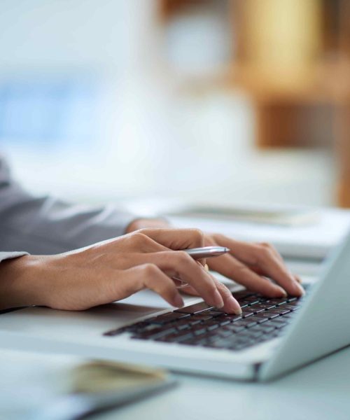 Mujer emprendedora revisando textos optimizados para su sitio web gracias a servicios de copywriting digital pensados para pequeñas empresas.
